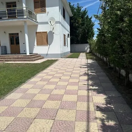 In Villa Velipojë